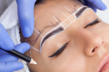 Bei der Microblading Härchentechnik werden bei #FigarowoW" sogenannte 3D, 6D und HD Systeme verwendet, die das natürliche Wachstum der Augenbrauen simulieren.